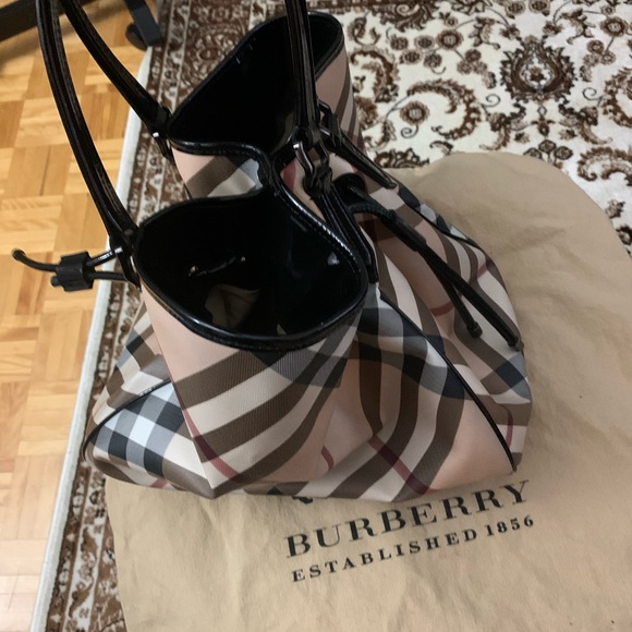 Luxurious Authentic Burberry Large Novacheck Tote - Picture 6 of 14